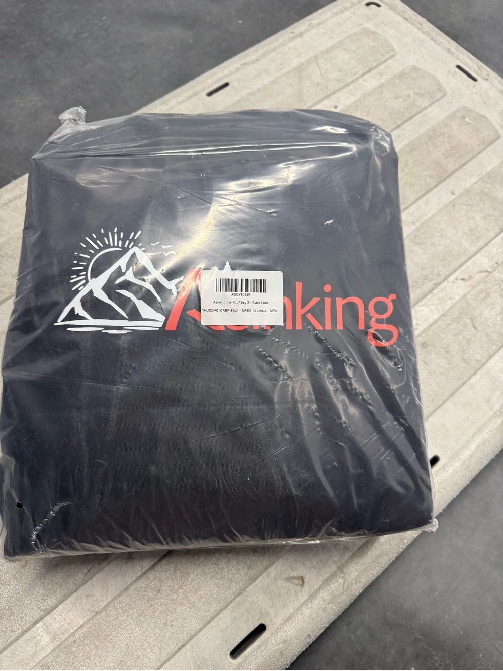 Rooftop cargo storage bag for vehicle